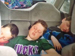 sovende barn i bil